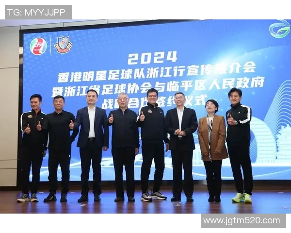 足球明星在蓝色背景下的精彩出场瞬间展现魅力与风采 足球明星在蓝色背景下的精彩出场瞬间展现魅力与风采